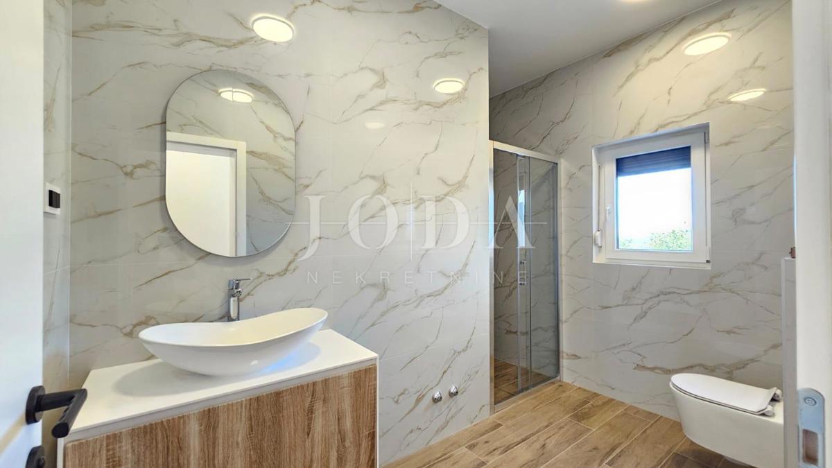 Hiša Lukovo Šugarje, Karlobag, 92m2