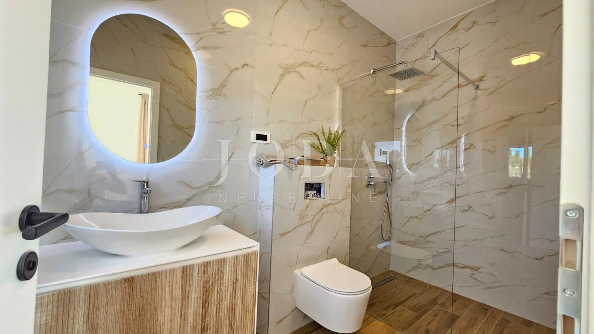 Hiša Lukovo Šugarje, Karlobag, 92m2