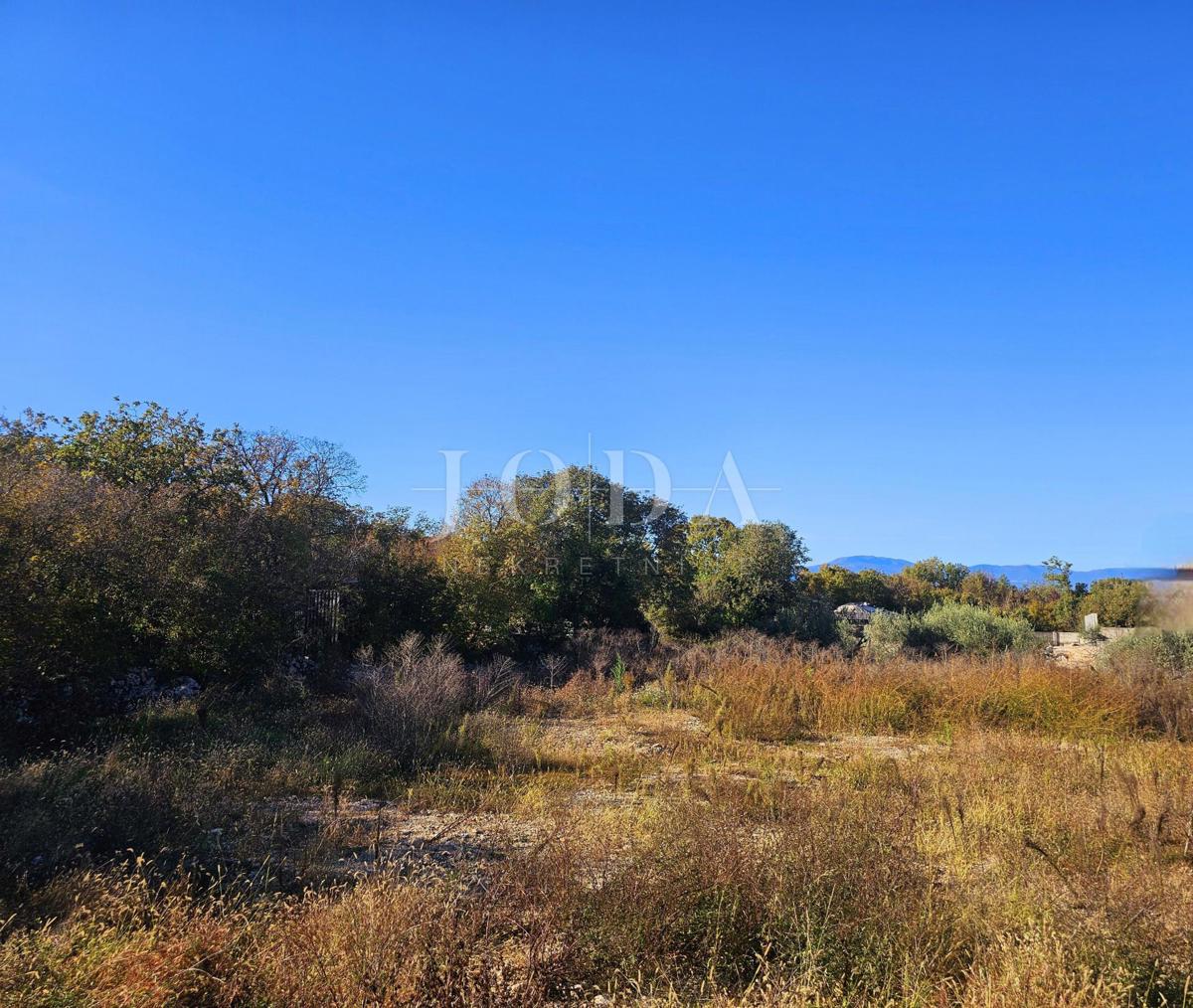 Blizu Malinske, lepo zazidljivo zemljišče na mirni lokaciji