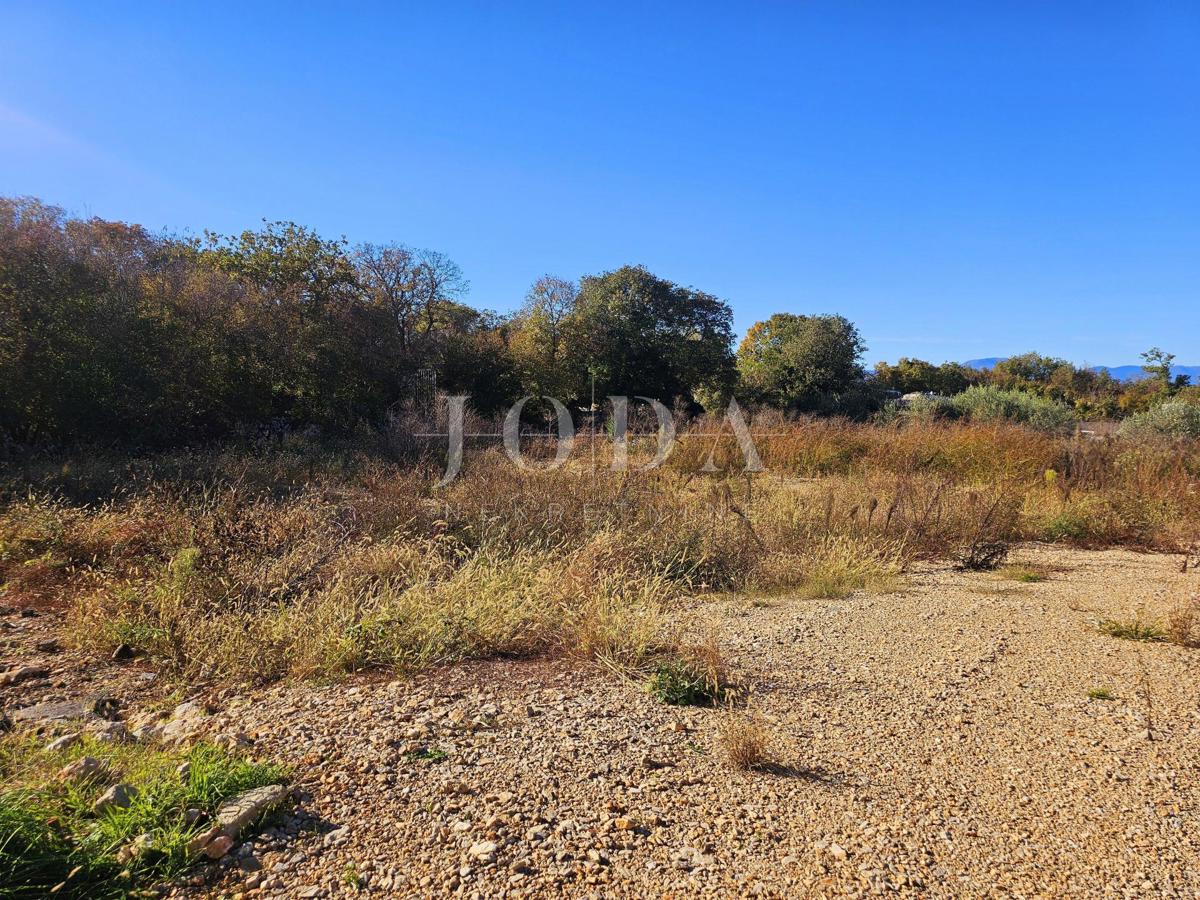 Blizu Malinske, lepo zazidljivo zemljišče na mirni lokaciji