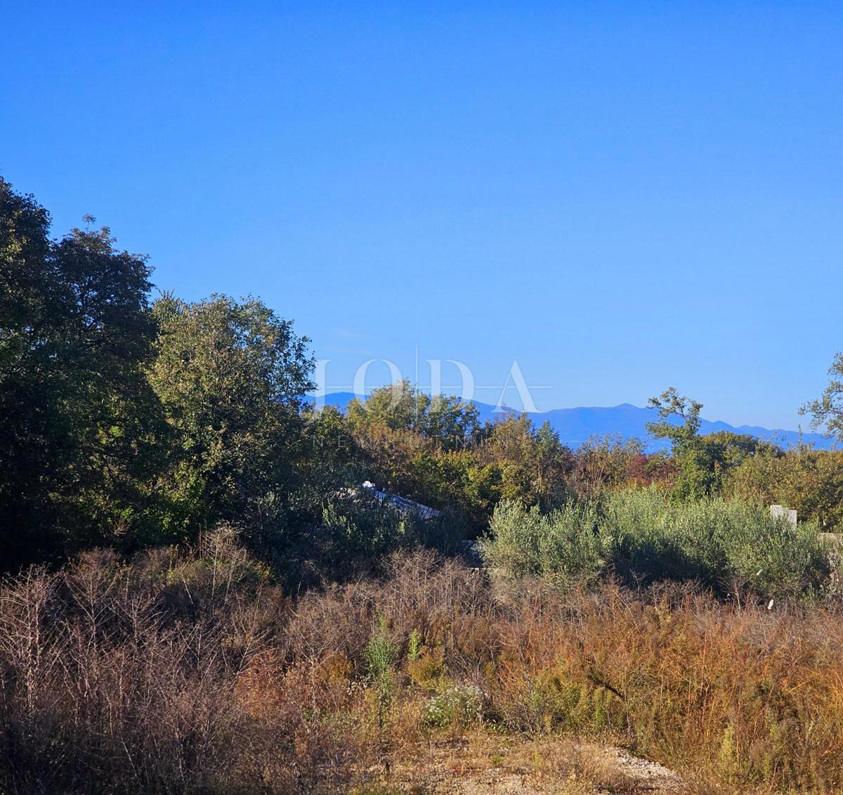 Blizu Malinske, lepo zazidljivo zemljišče na mirni lokaciji