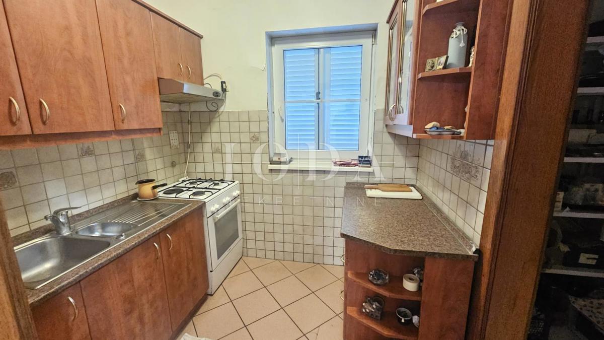 Investicijska priložnost – Apartmajska hiša z bazenom v Crikvenici