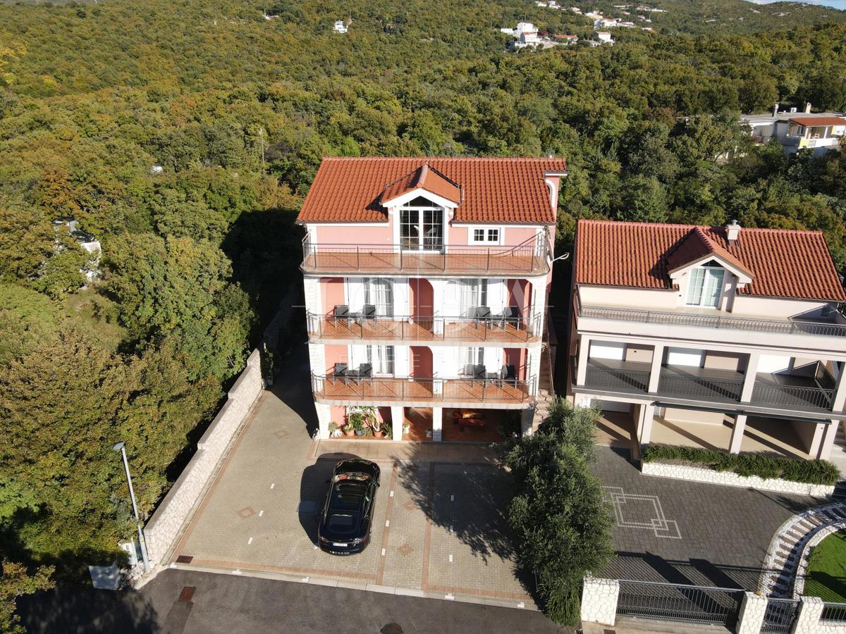 Investicijska priložnost – Apartmajska hiša z bazenom v Crikvenici