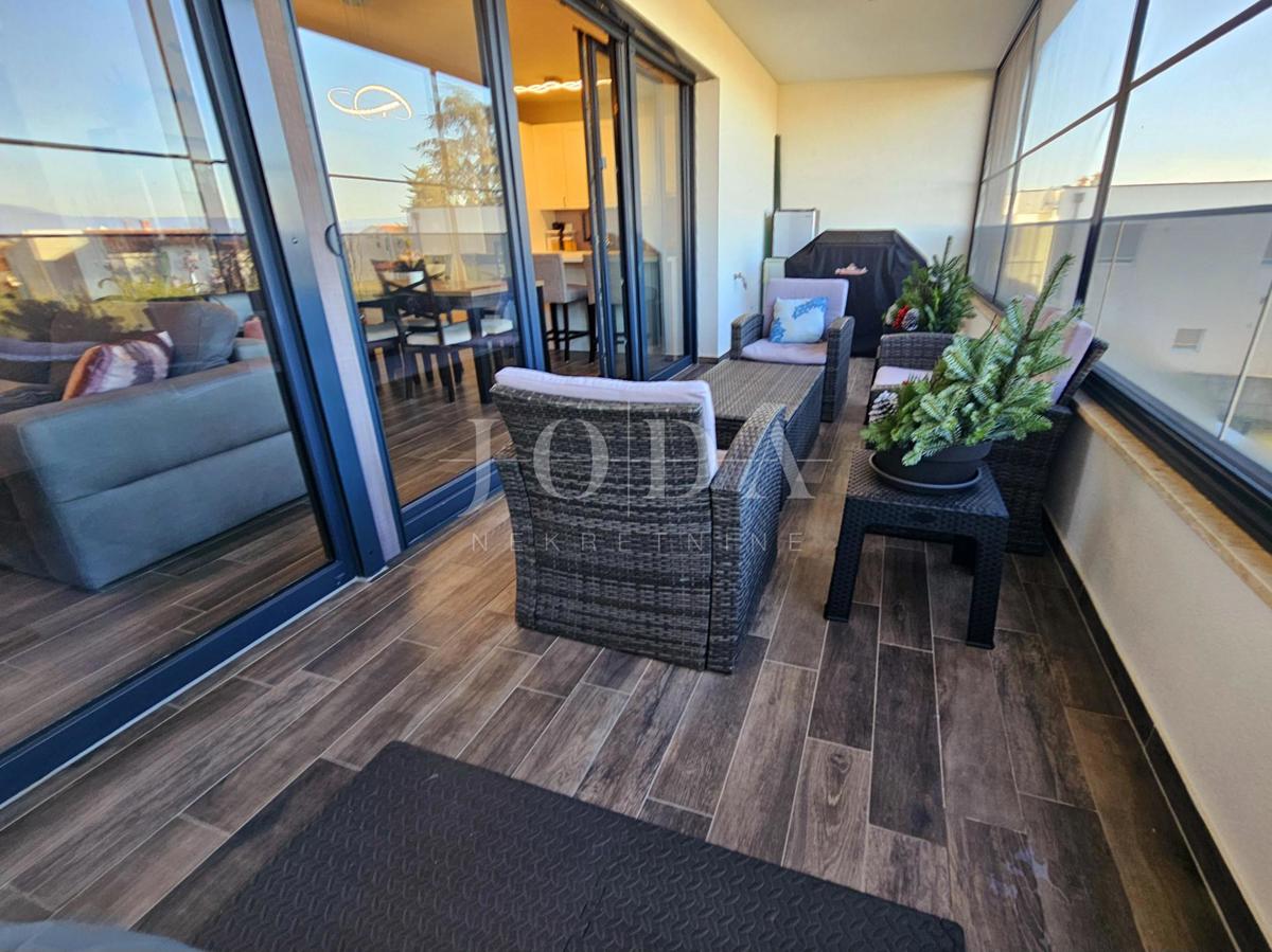 Funkcionalno dvosobno stanovanje z nadkrito teraso