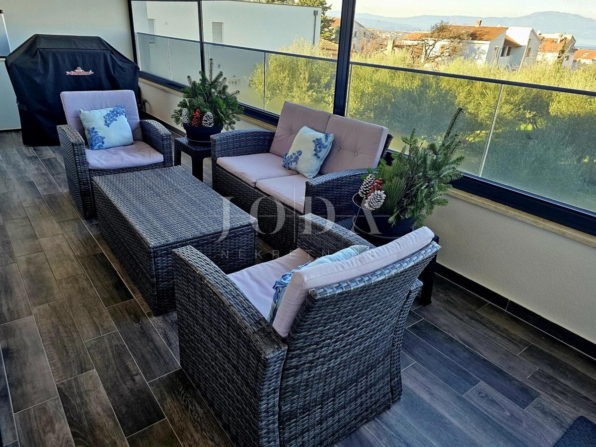 Funkcionalno dvosobno stanovanje z nadkrito teraso
