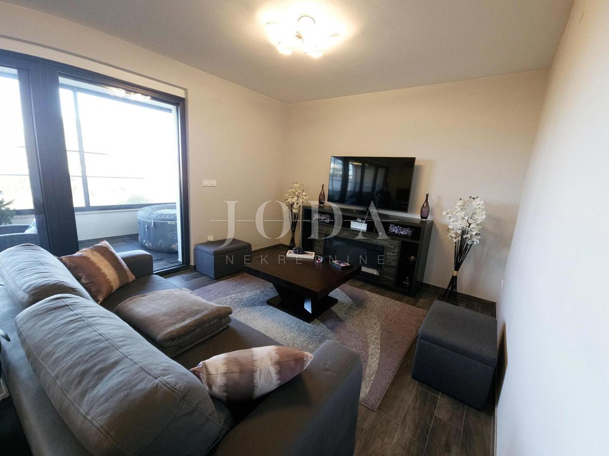 Funkcionalno dvosobno stanovanje z nadkrito teraso