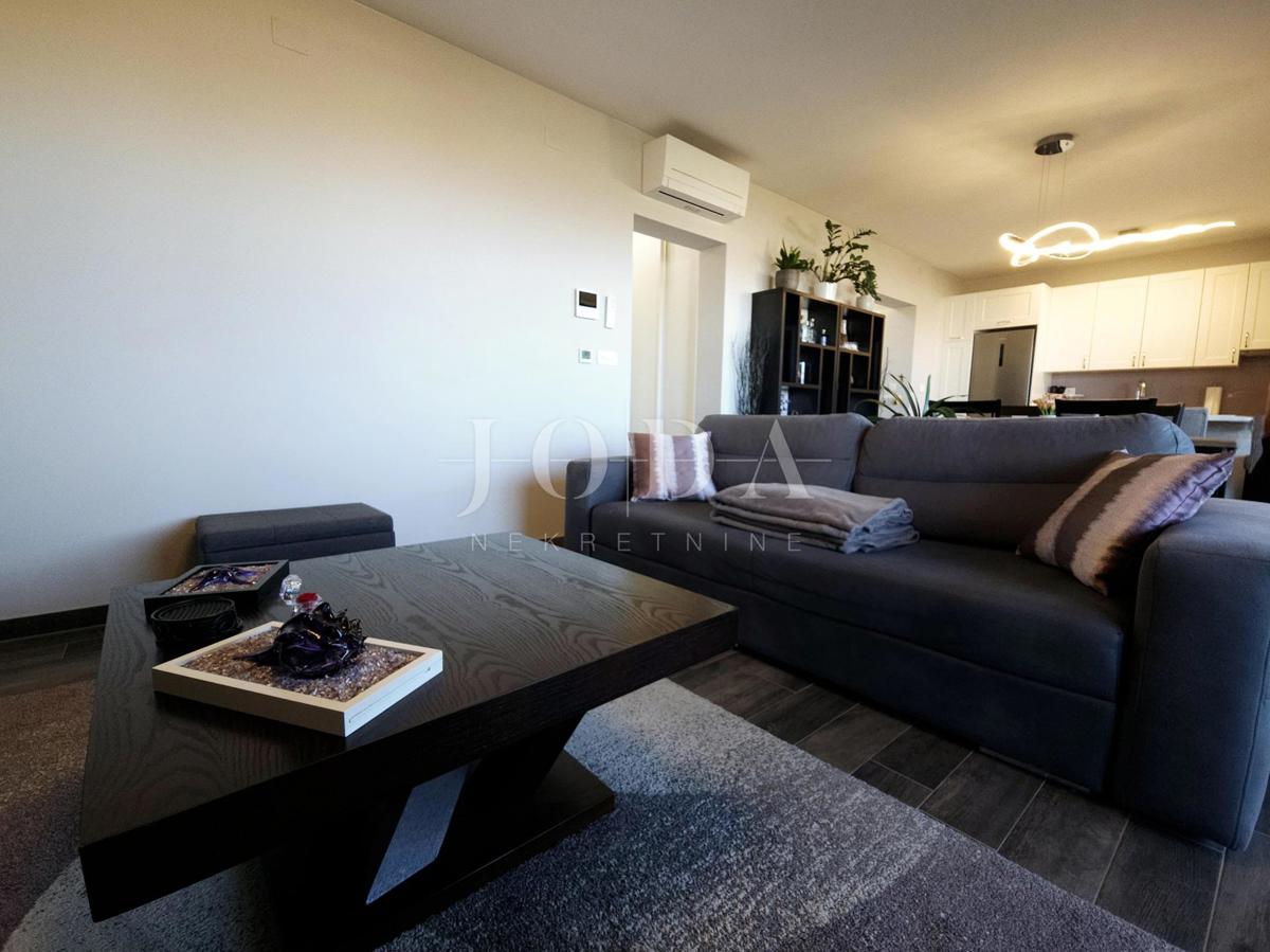 Funkcionalno dvosobno stanovanje z nadkrito teraso