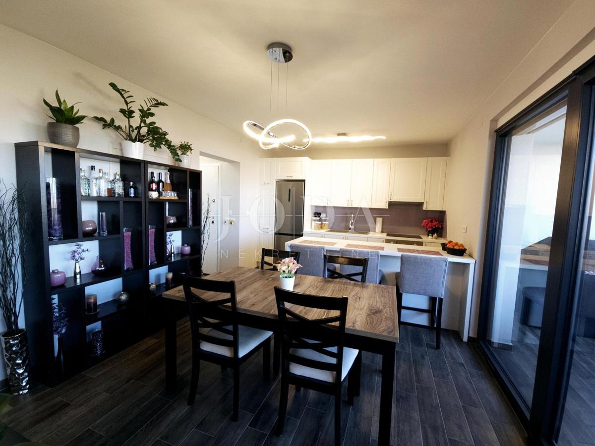 Funkcionalno dvosobno stanovanje z nadkrito teraso