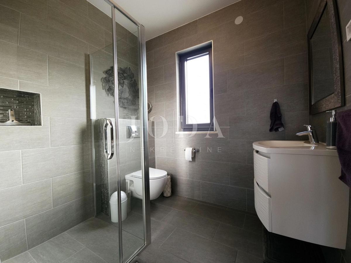 Funkcionalno dvosobno stanovanje z nadkrito teraso