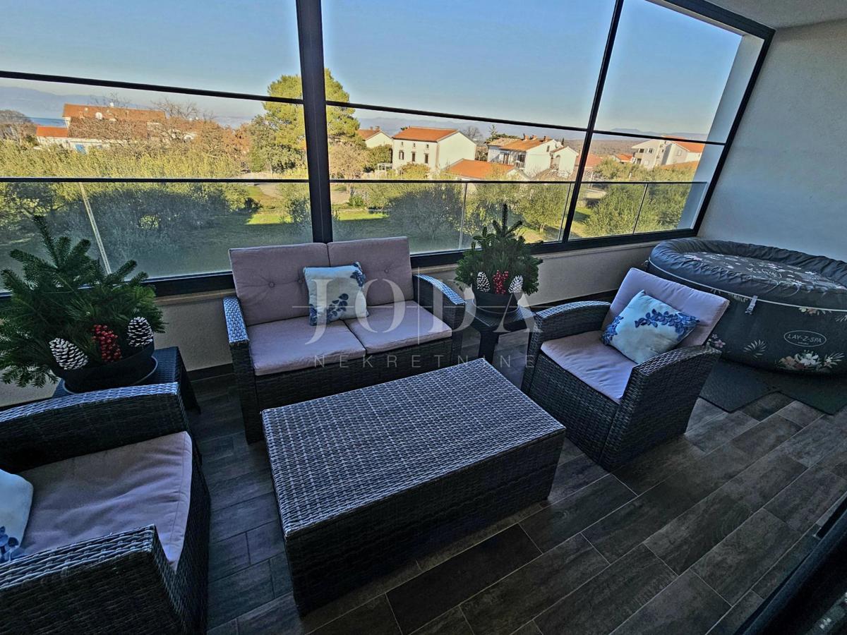 Funkcionalno dvosobno stanovanje z nadkrito teraso