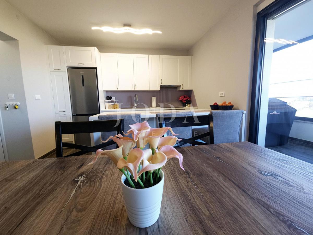 Funkcionalno dvosobno stanovanje z nadkrito teraso