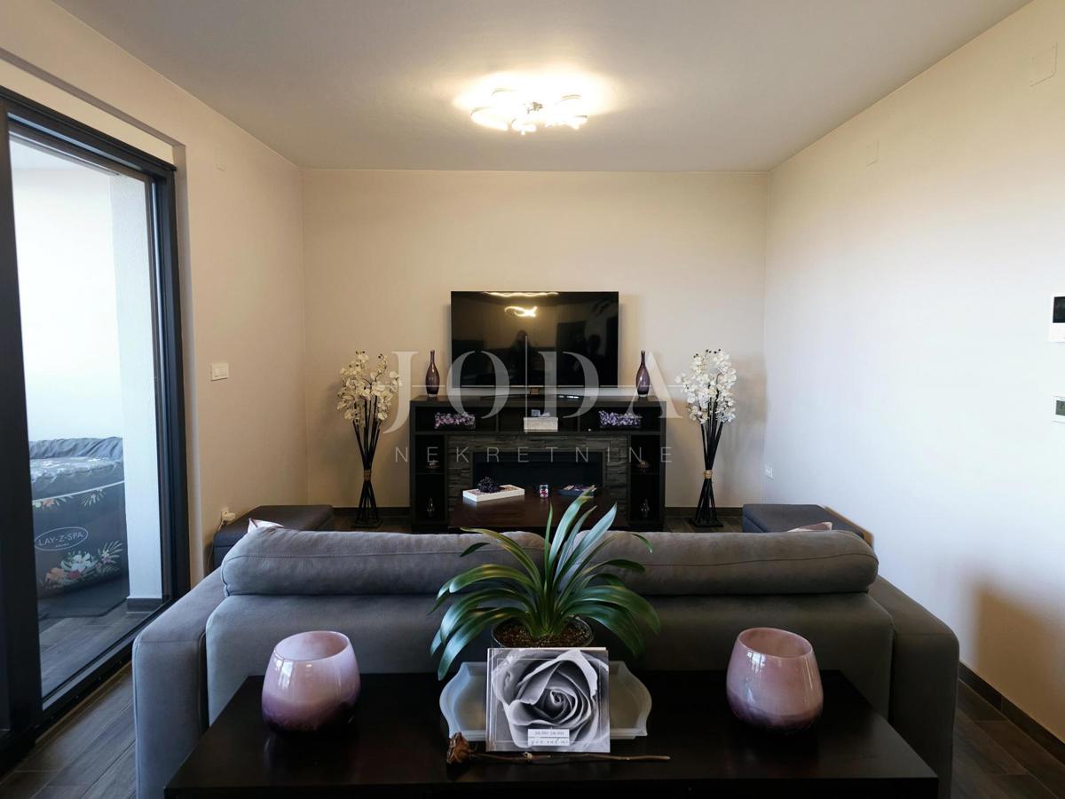 Funkcionalno dvosobno stanovanje z nadkrito teraso