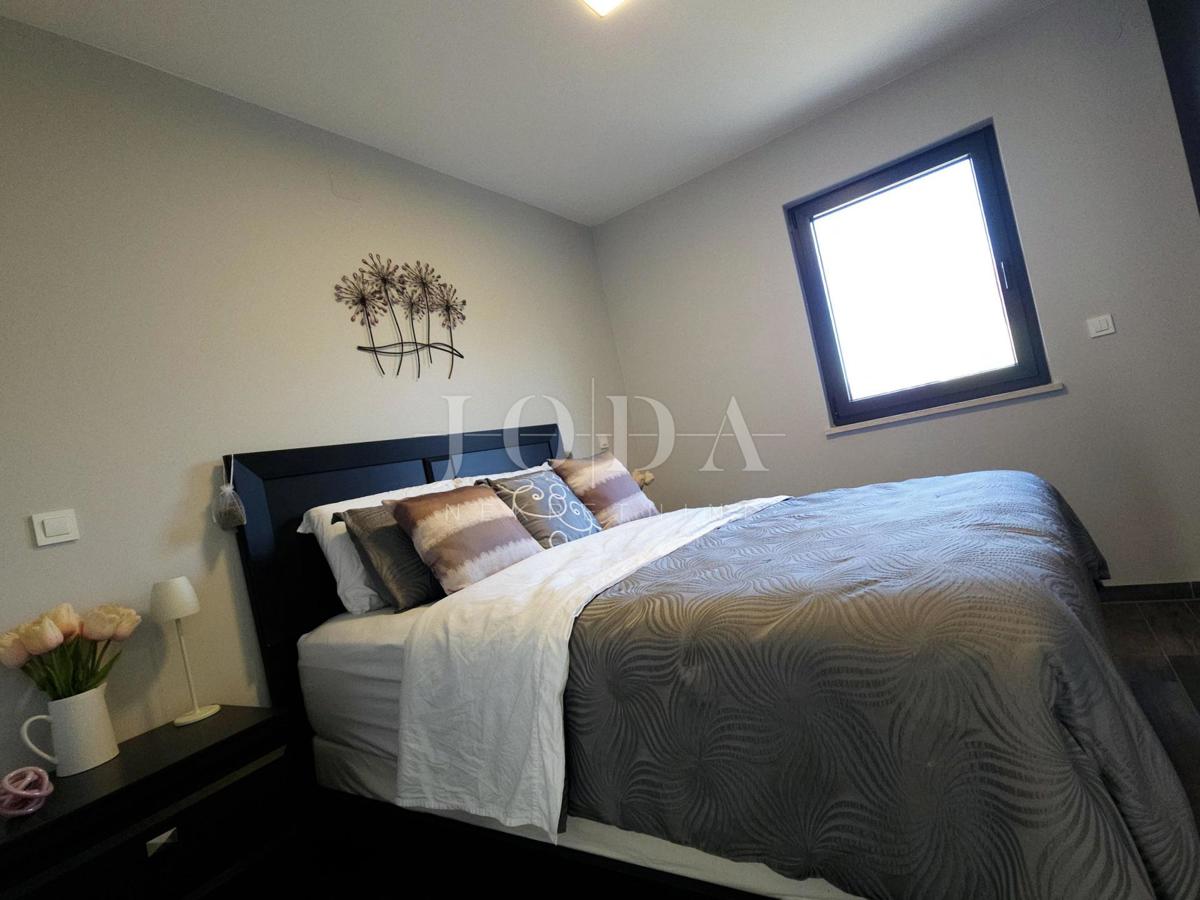 Funkcionalno dvosobno stanovanje z nadkrito teraso