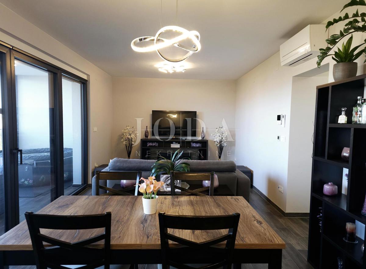 Funkcionalno dvosobno stanovanje z nadkrito teraso