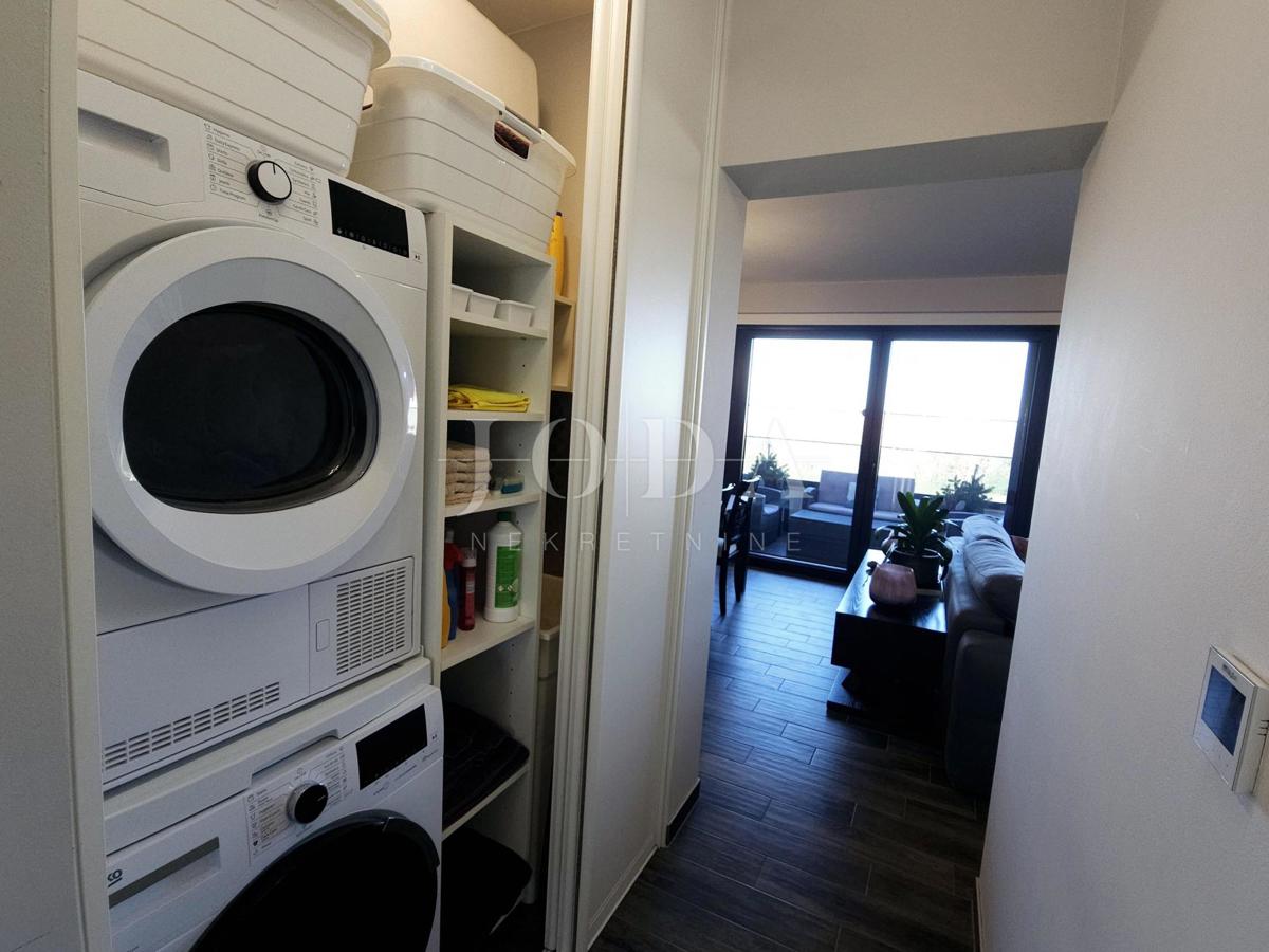 Funkcionalno dvosobno stanovanje z nadkrito teraso