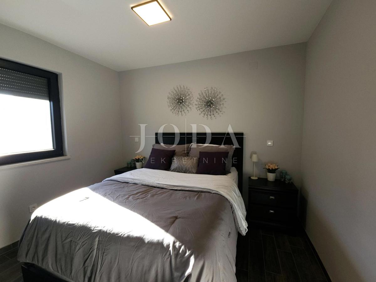 Funkcionalno dvosobno stanovanje z nadkrito teraso