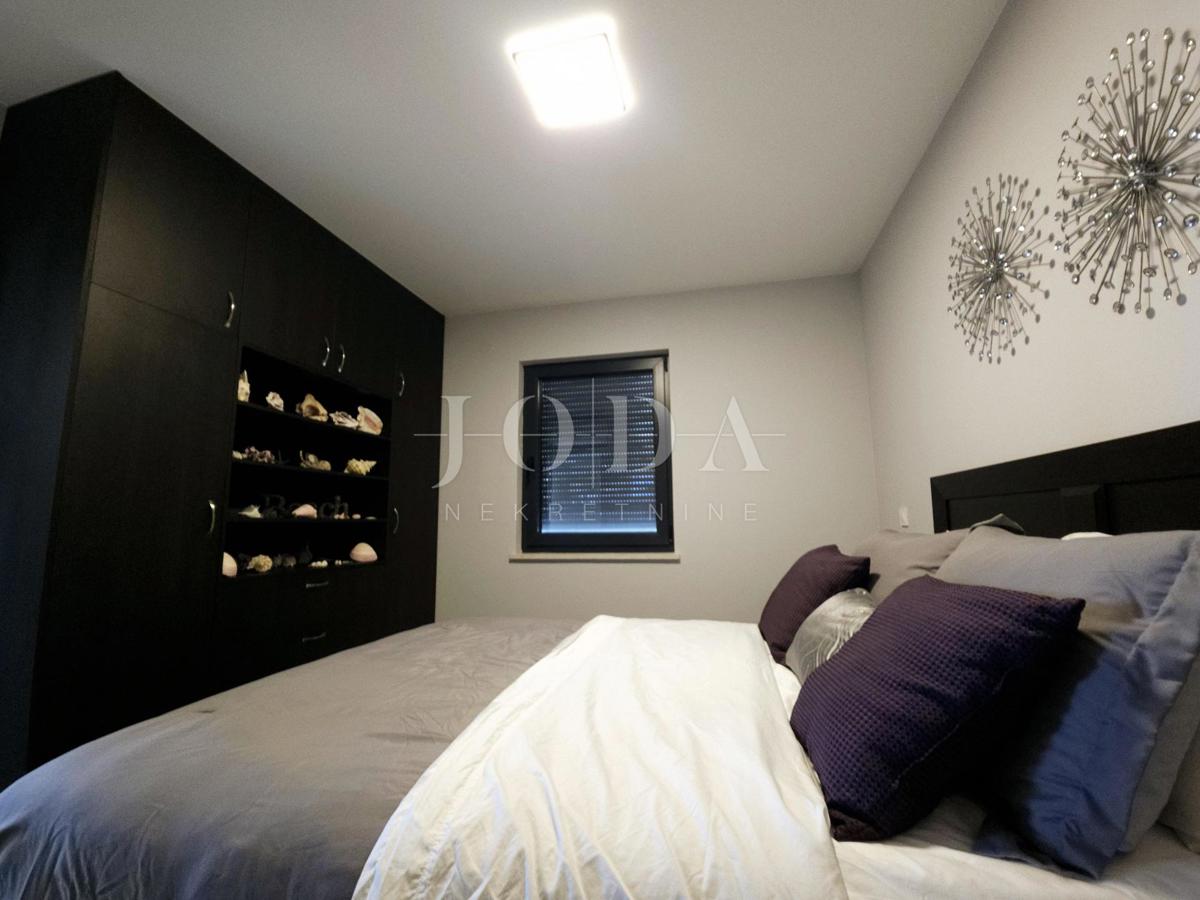 Funkcionalno dvosobno stanovanje z nadkrito teraso