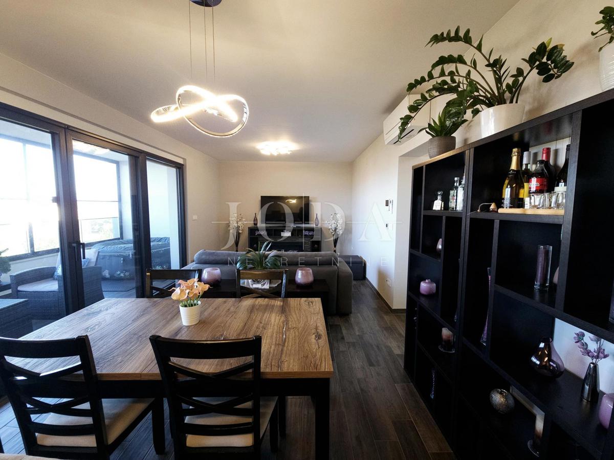 Funkcionalno dvosobno stanovanje z nadkrito teraso