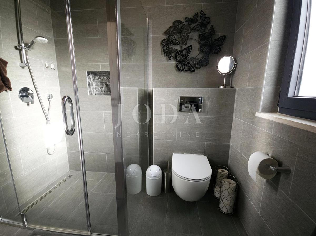 Funkcionalno dvosobno stanovanje z nadkrito teraso