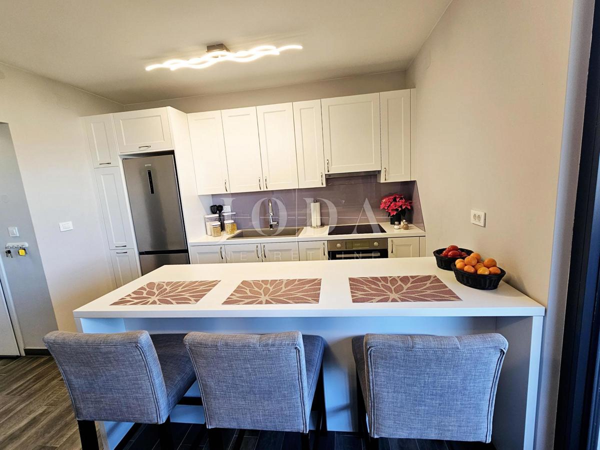 Funkcionalno dvosobno stanovanje z nadkrito teraso