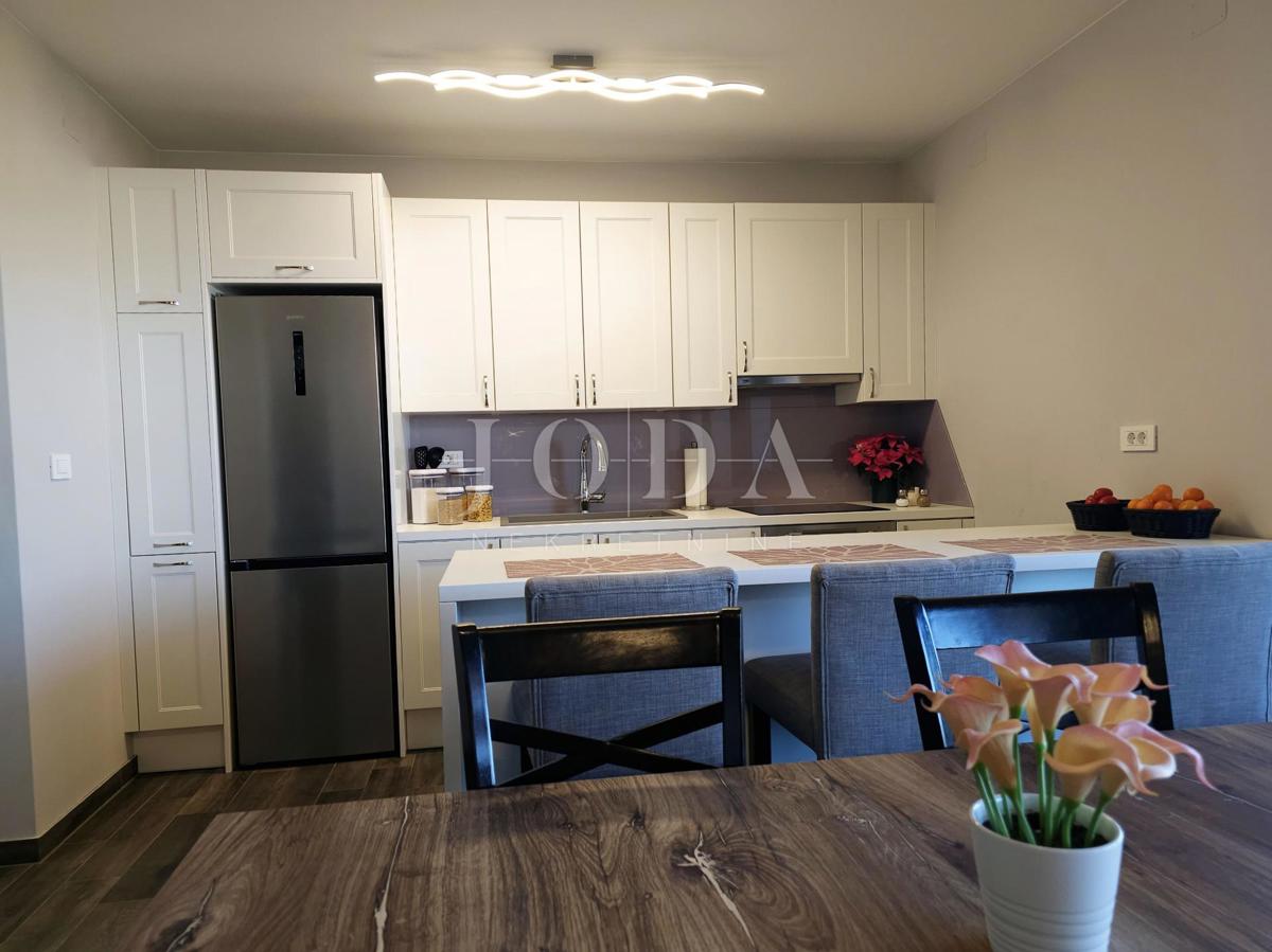 Funkcionalno dvosobno stanovanje z nadkrito teraso