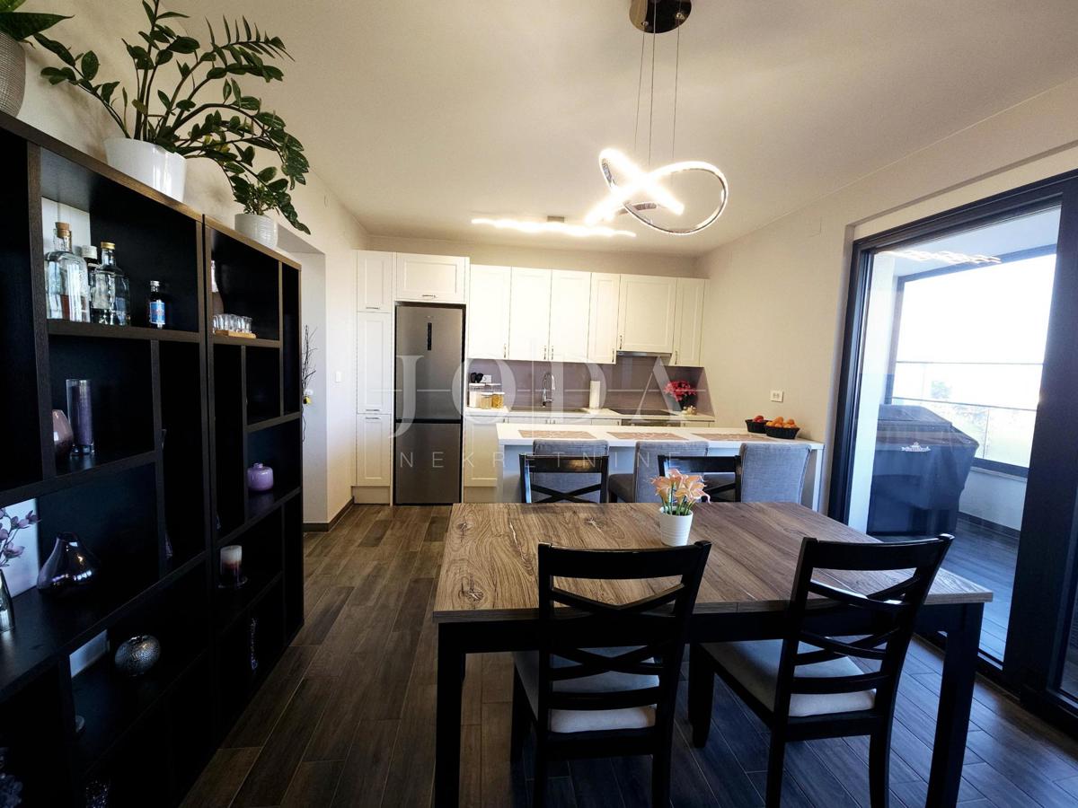 Funkcionalno dvosobno stanovanje z nadkrito teraso