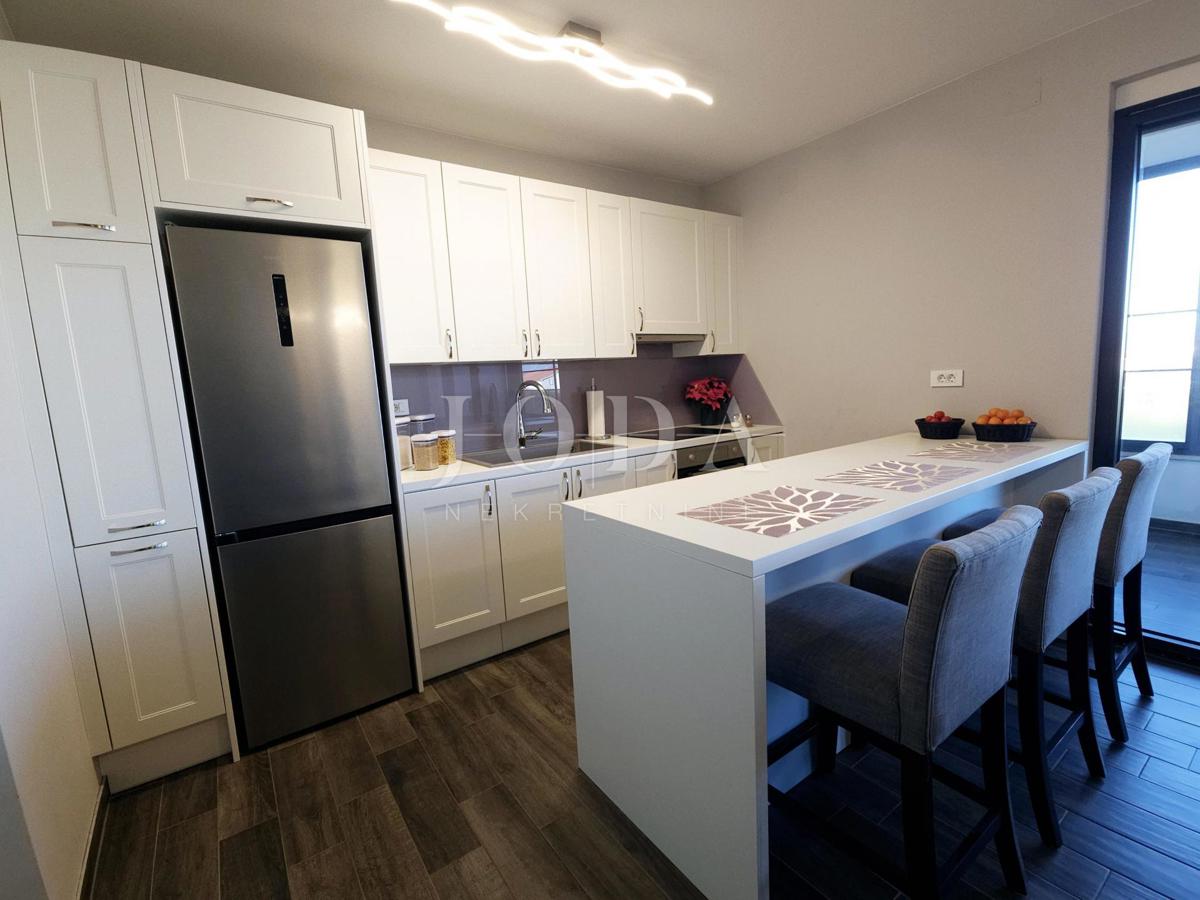 Funkcionalno dvosobno stanovanje z nadkrito teraso