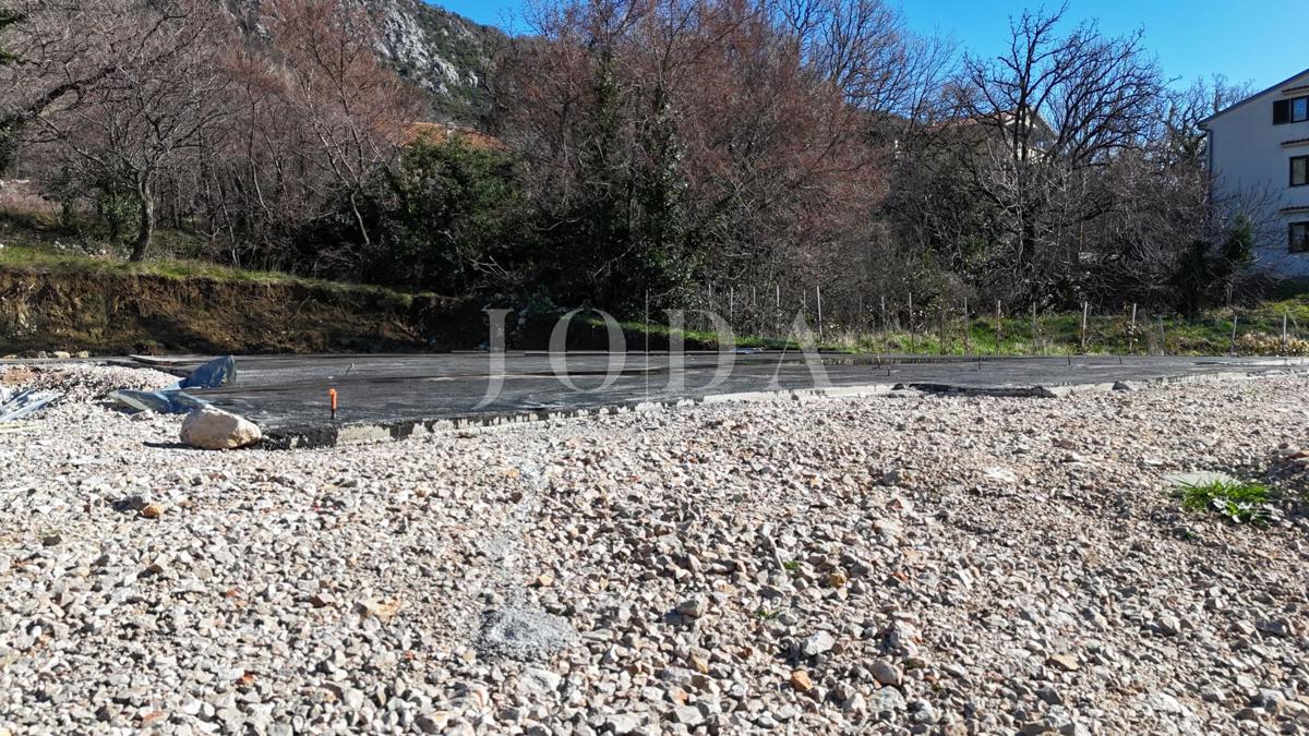 Stavbno zemljišče 1.250 m² z dovoljenjem in temelji – Bribir, pogled na morje