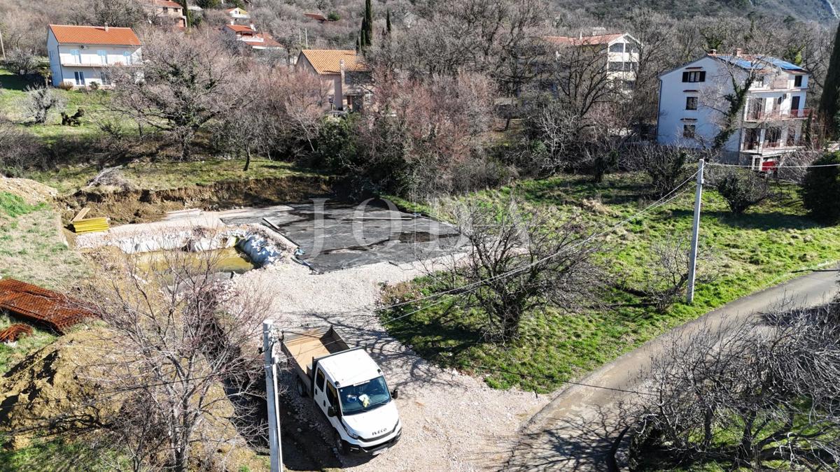 Stavbno zemljišče 1.250 m² z dovoljenjem in temelji – Bribir, pogled na morje