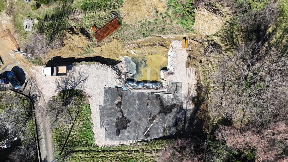 Stavbno zemljišče 1.250 m² z dovoljenjem in temelji – Bribir, pogled na morje