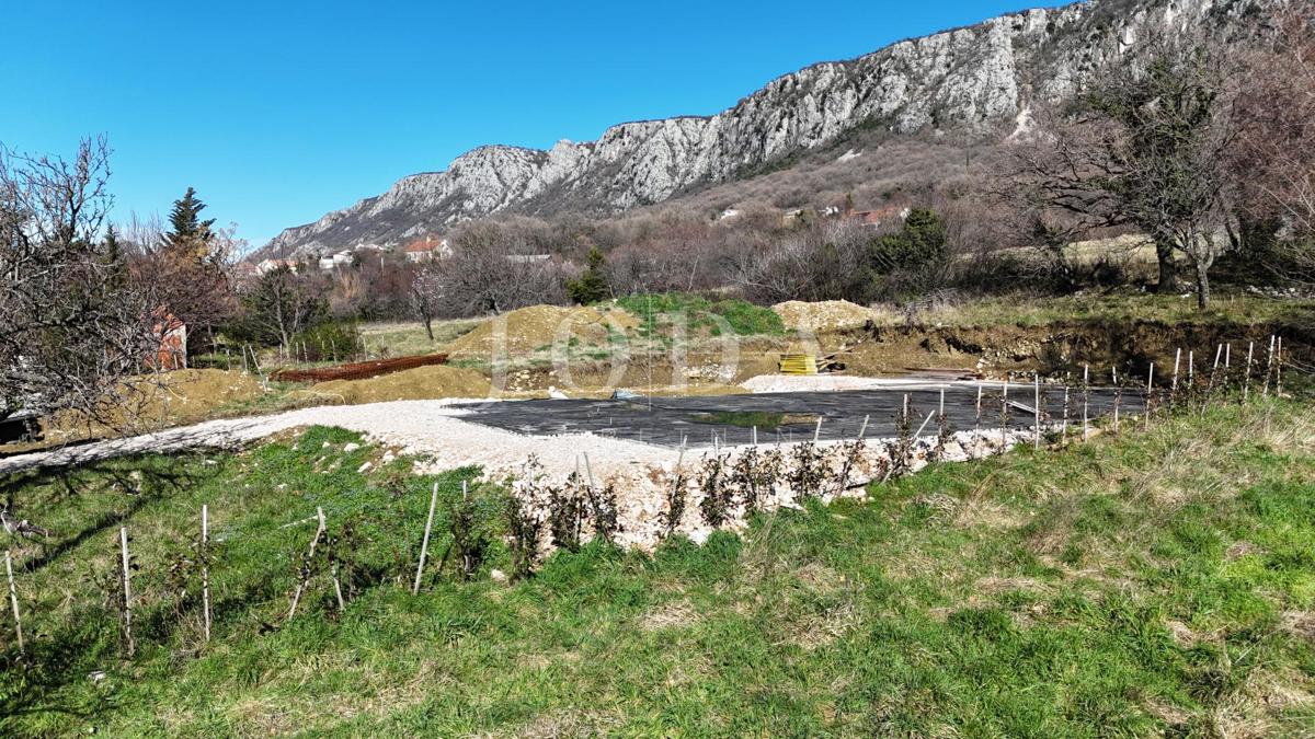 Stavbno zemljišče 1.250 m² z dovoljenjem in temelji – Bribir, pogled na morje