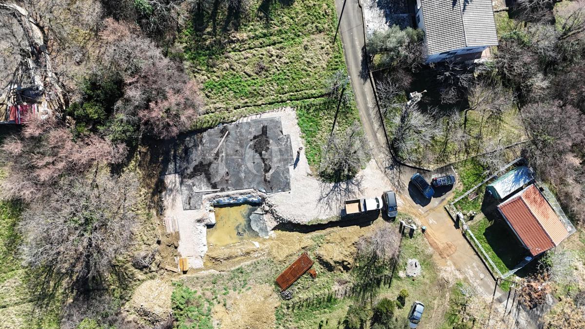 Stavbno zemljišče 1.250 m² z dovoljenjem in temelji – Bribir, pogled na morje