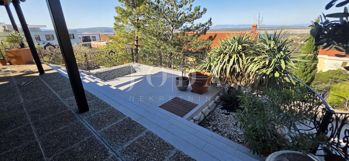 Ekskluzivna hiša v Jadranovu z bazenom, pogledom na morje in veliko parcelo