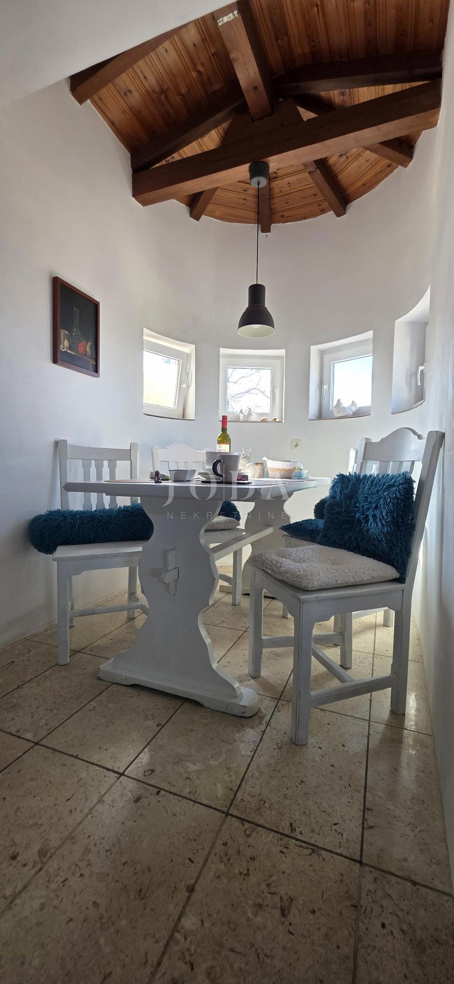 Ekskluzivna hiša v Jadranovu z bazenom, pogledom na morje in veliko parcelo