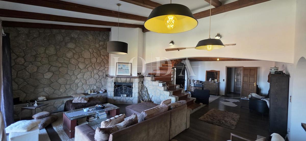 Ekskluzivna hiša v Jadranovu z bazenom, pogledom na morje in veliko parcelo