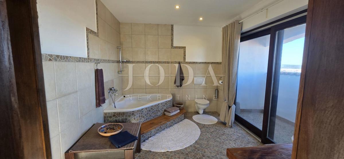 Ekskluzivna hiša v Jadranovu z bazenom, pogledom na morje in veliko parcelo