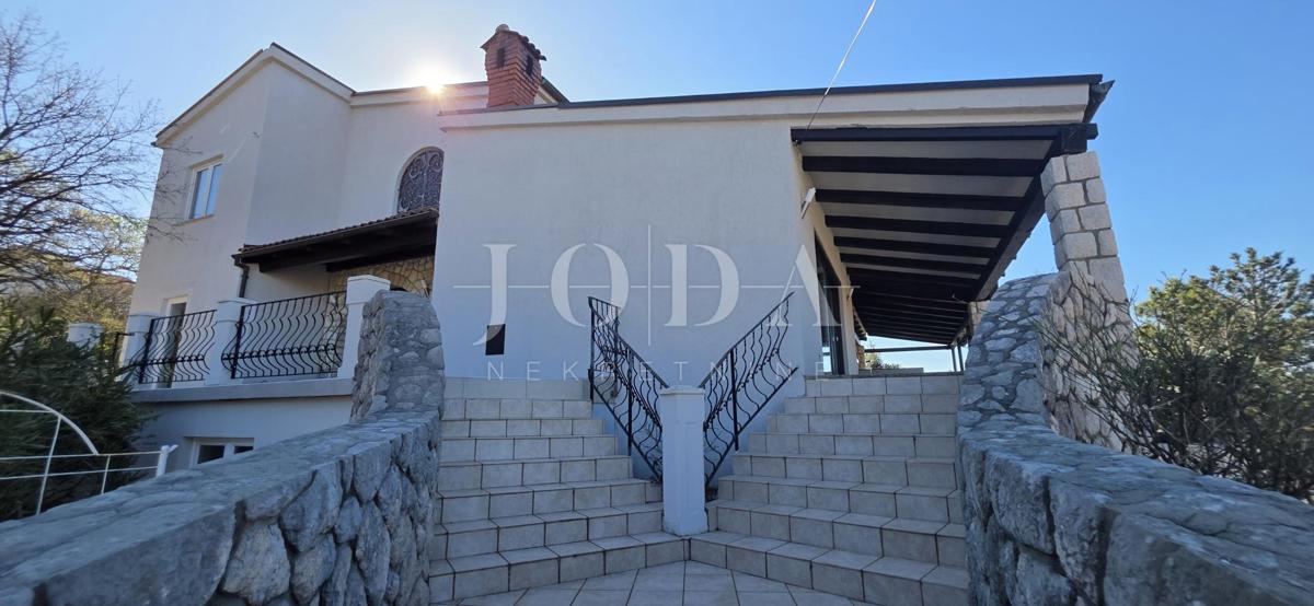 Ekskluzivna hiša v Jadranovu z bazenom, pogledom na morje in veliko parcelo