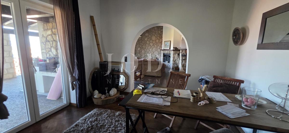 Ekskluzivna hiša v Jadranovu z bazenom, pogledom na morje in veliko parcelo