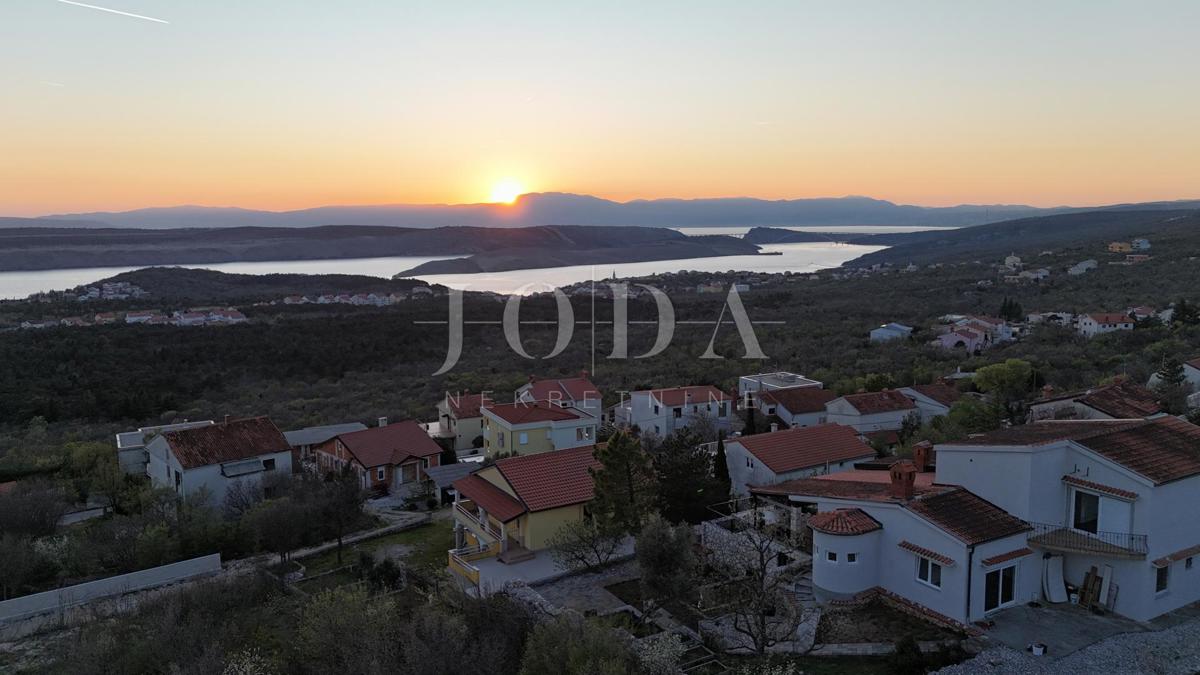 Ekskluzivna hiša v Jadranovu z bazenom, pogledom na morje in veliko parcelo