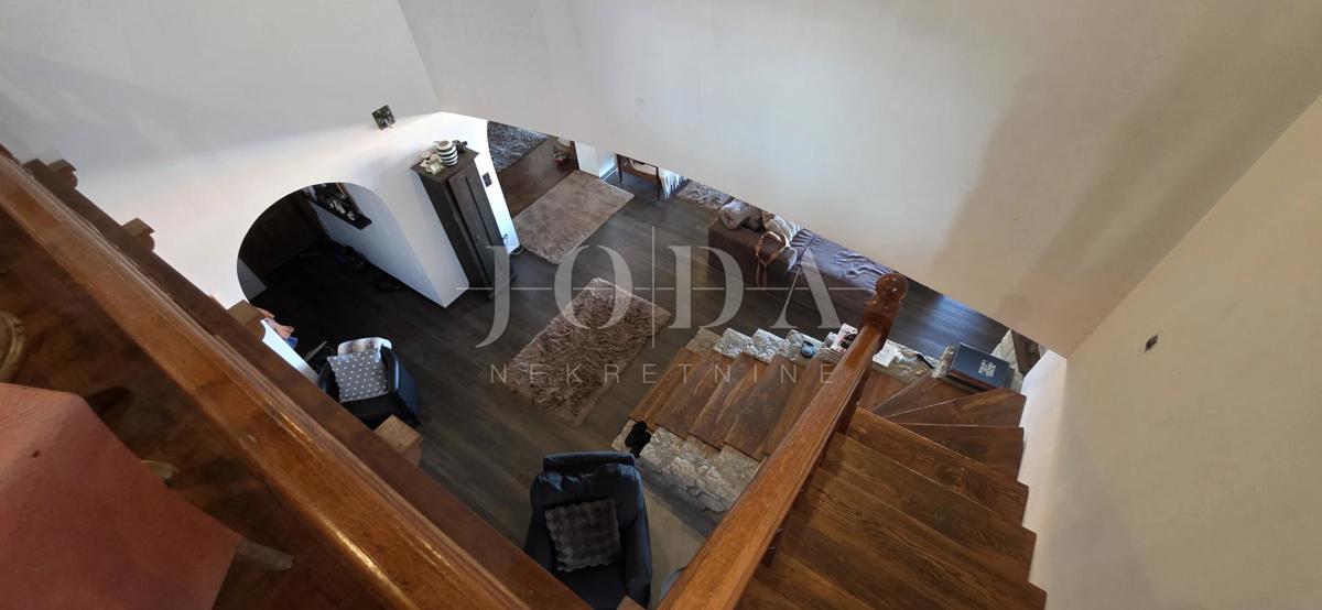 Ekskluzivna hiša v Jadranovu z bazenom, pogledom na morje in veliko parcelo