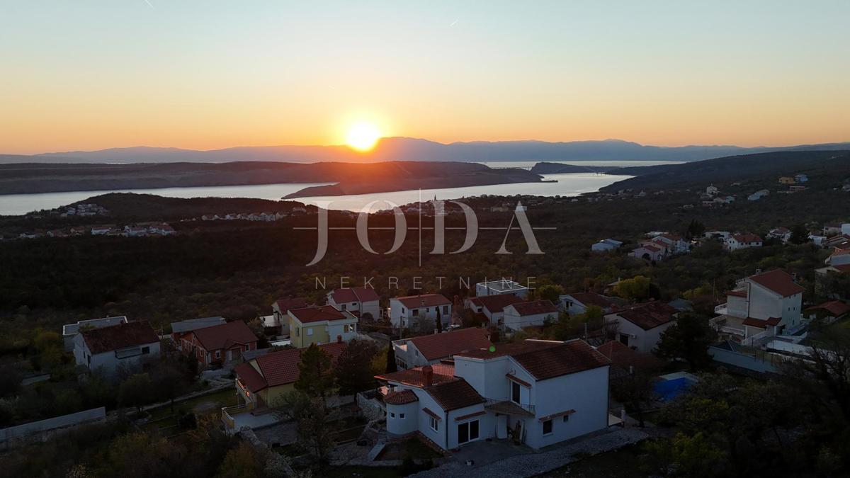 Ekskluzivna hiša v Jadranovu z bazenom, pogledom na morje in veliko parcelo
