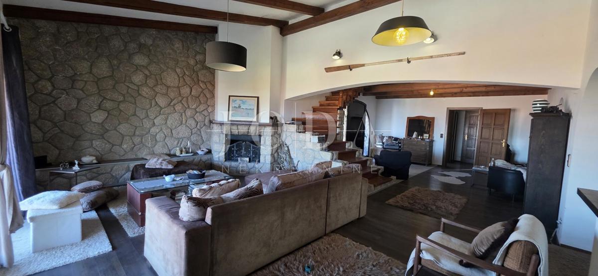 Ekskluzivna hiša v Jadranovu z bazenom, pogledom na morje in veliko parcelo