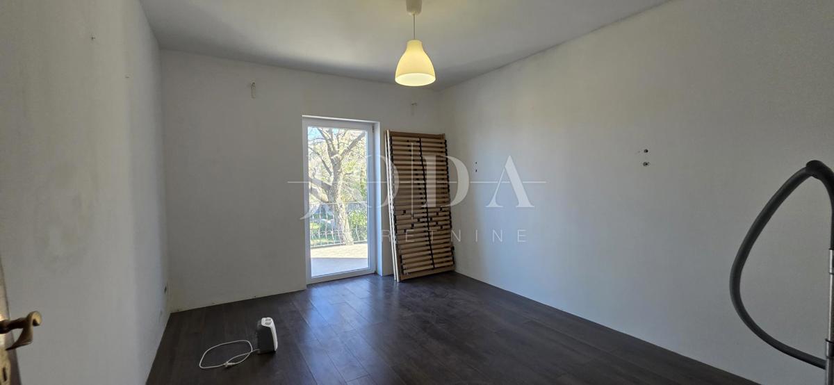 Ekskluzivna hiša v Jadranovu z bazenom, pogledom na morje in veliko parcelo