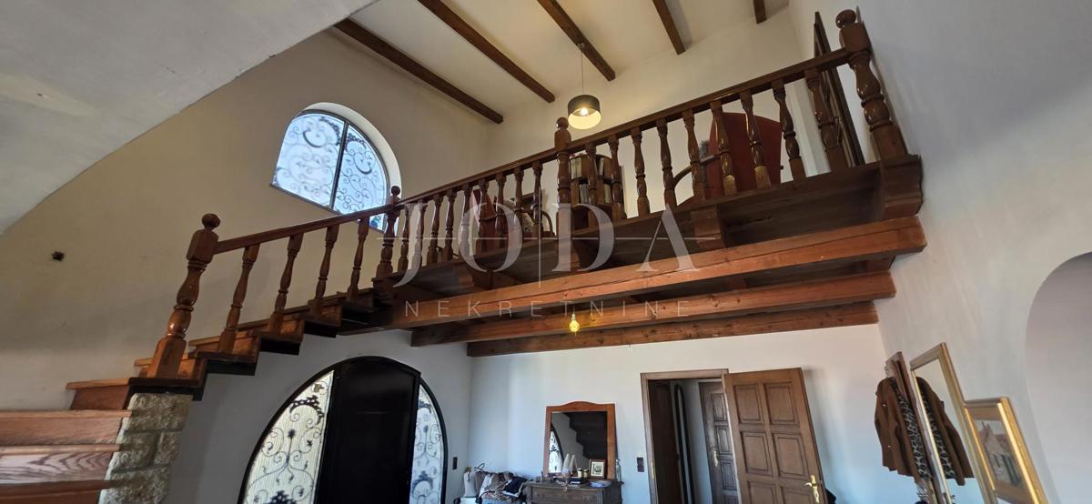 Ekskluzivna hiša v Jadranovu z bazenom, pogledom na morje in veliko parcelo