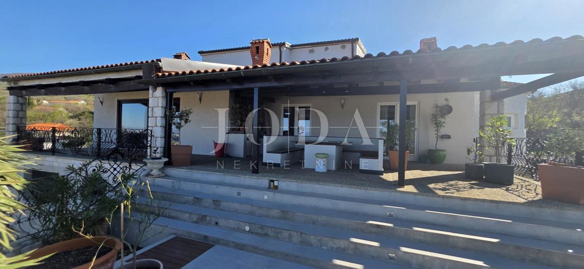 Ekskluzivna hiša v Jadranovu z bazenom, pogledom na morje in veliko parcelo