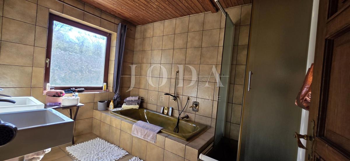 Ekskluzivna hiša v Jadranovu z bazenom, pogledom na morje in veliko parcelo