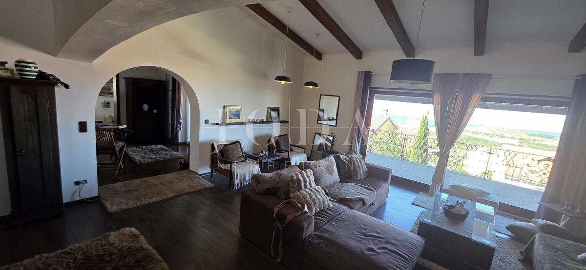 Ekskluzivna hiša v Jadranovu z bazenom, pogledom na morje in veliko parcelo