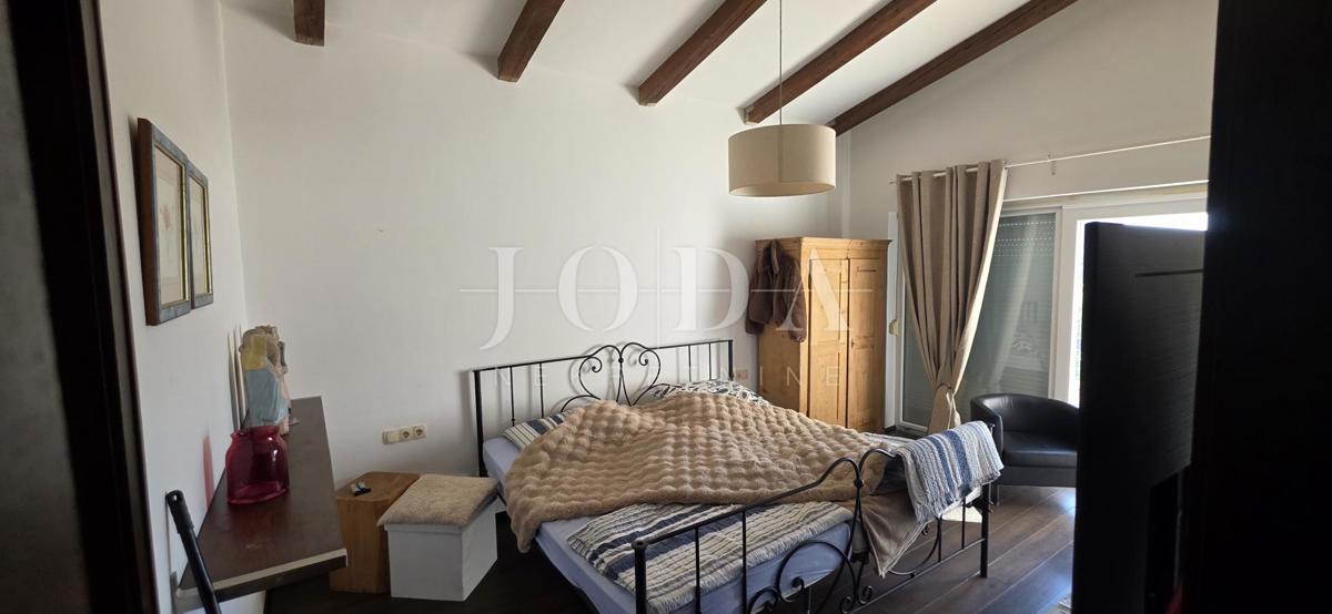 Ekskluzivna hiša v Jadranovu z bazenom, pogledom na morje in veliko parcelo