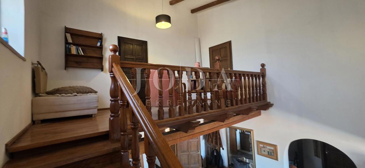 Ekskluzivna hiša v Jadranovu z bazenom, pogledom na morje in veliko parcelo