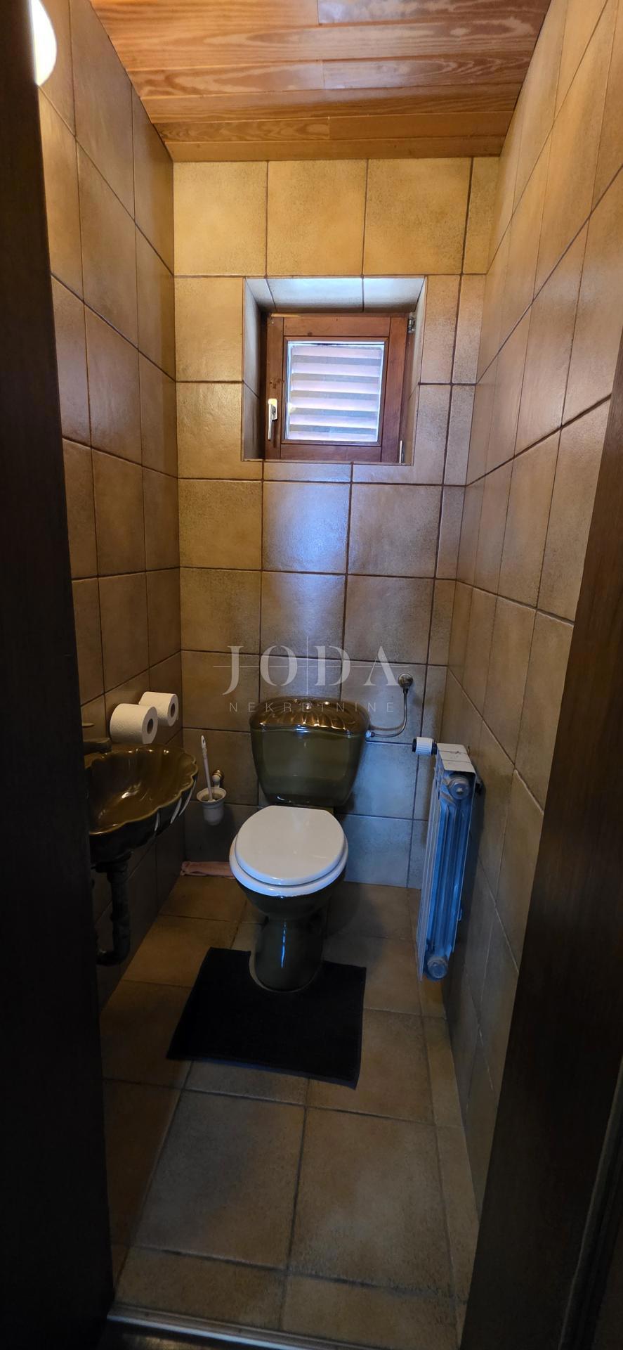 Ekskluzivna hiša v Jadranovu z bazenom, pogledom na morje in veliko parcelo